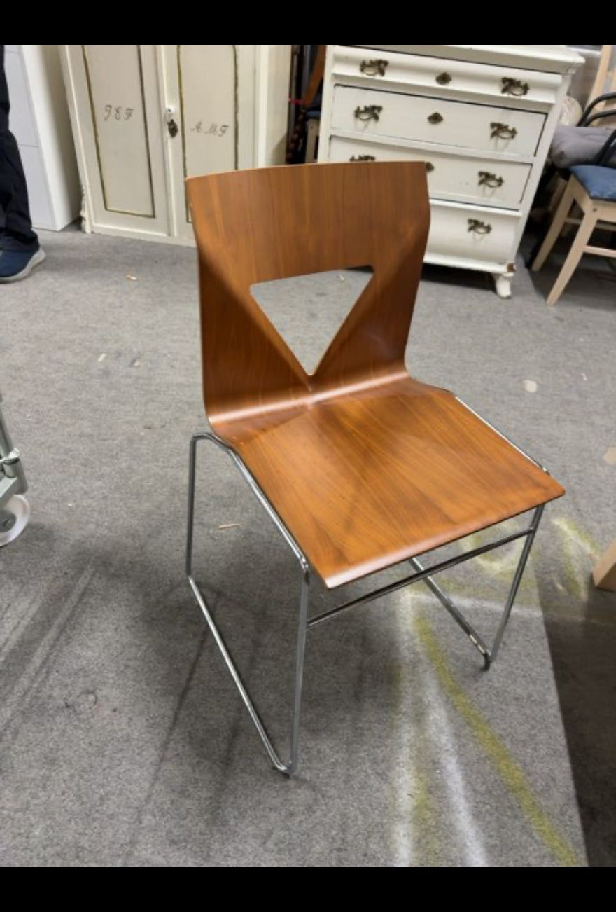 Spisestol mørkt træ